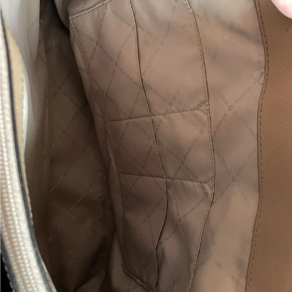 Michael Kors Jet Set Medium Saffiano Leather Top-Zip Tote Bag – Tan‎